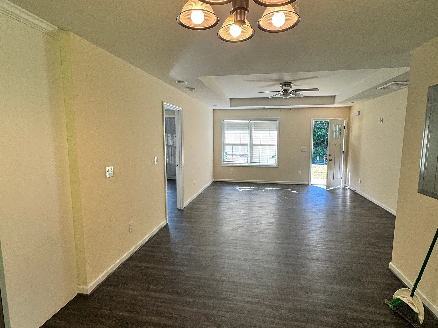 3 bed, 2.0 bath, 1176 sqft, $2,100 — Photo 3