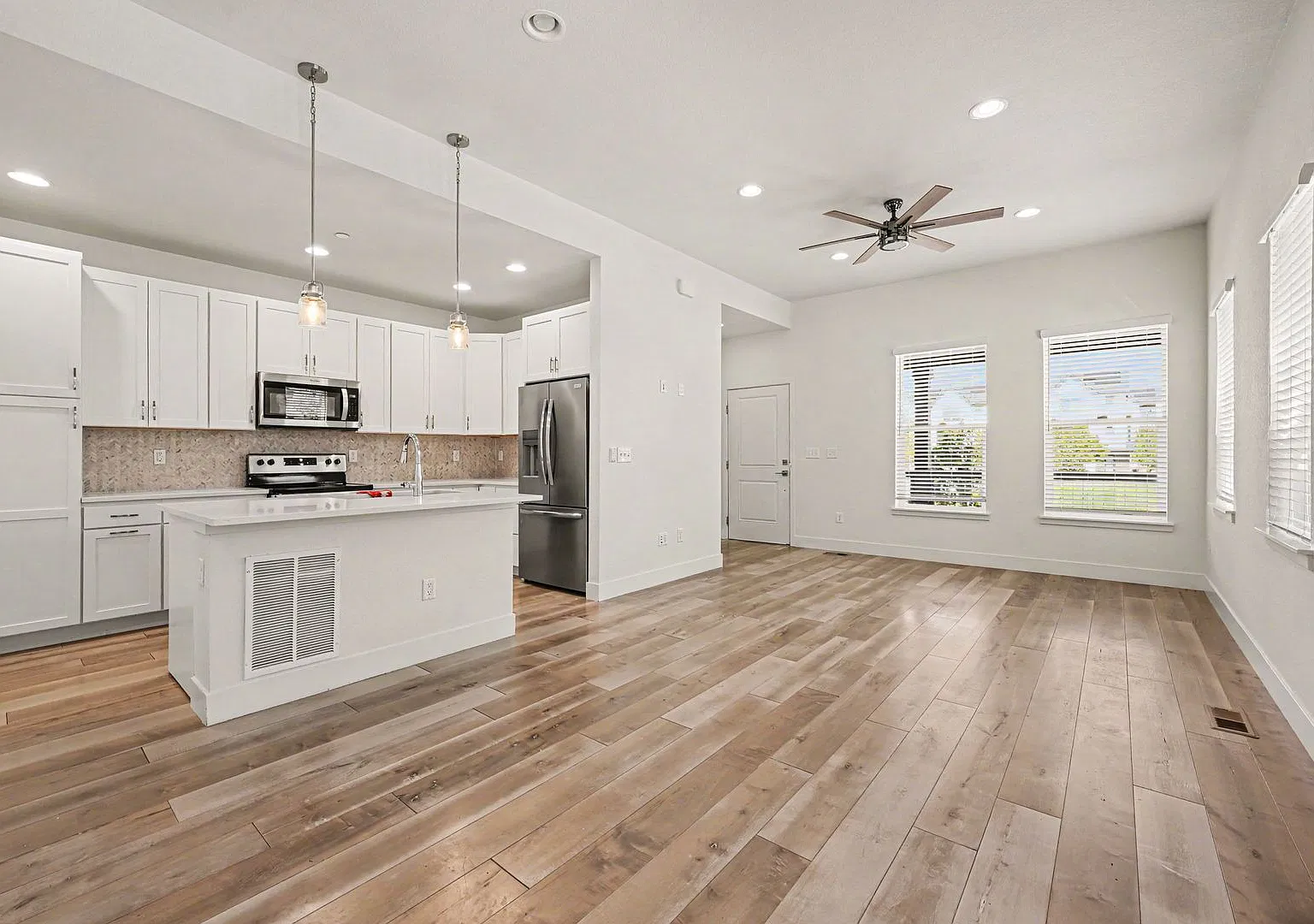 3 Bed / 4 Bath End-Unit Townhome in Downtown Superior — Photo 3