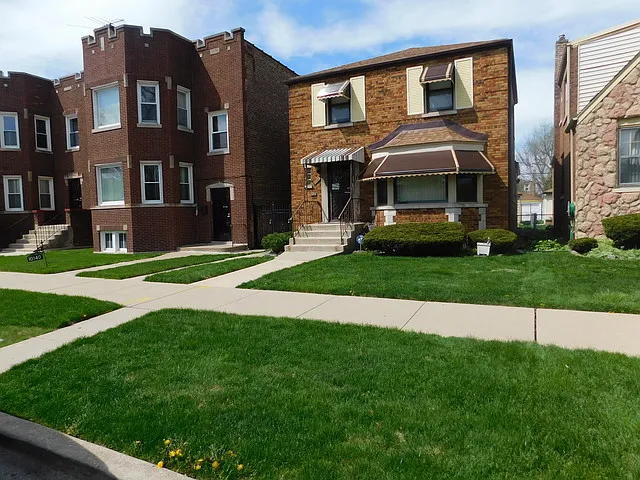 10138 S Vernon Ave photo 1