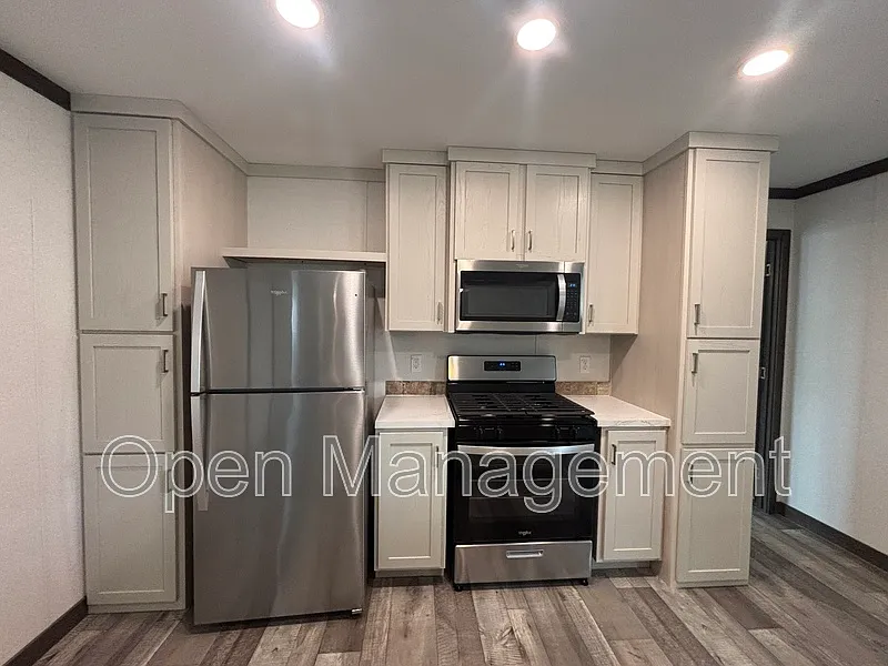 3 bed, 2.0 bath, 1056 sqft, $1,279 — Photo 4