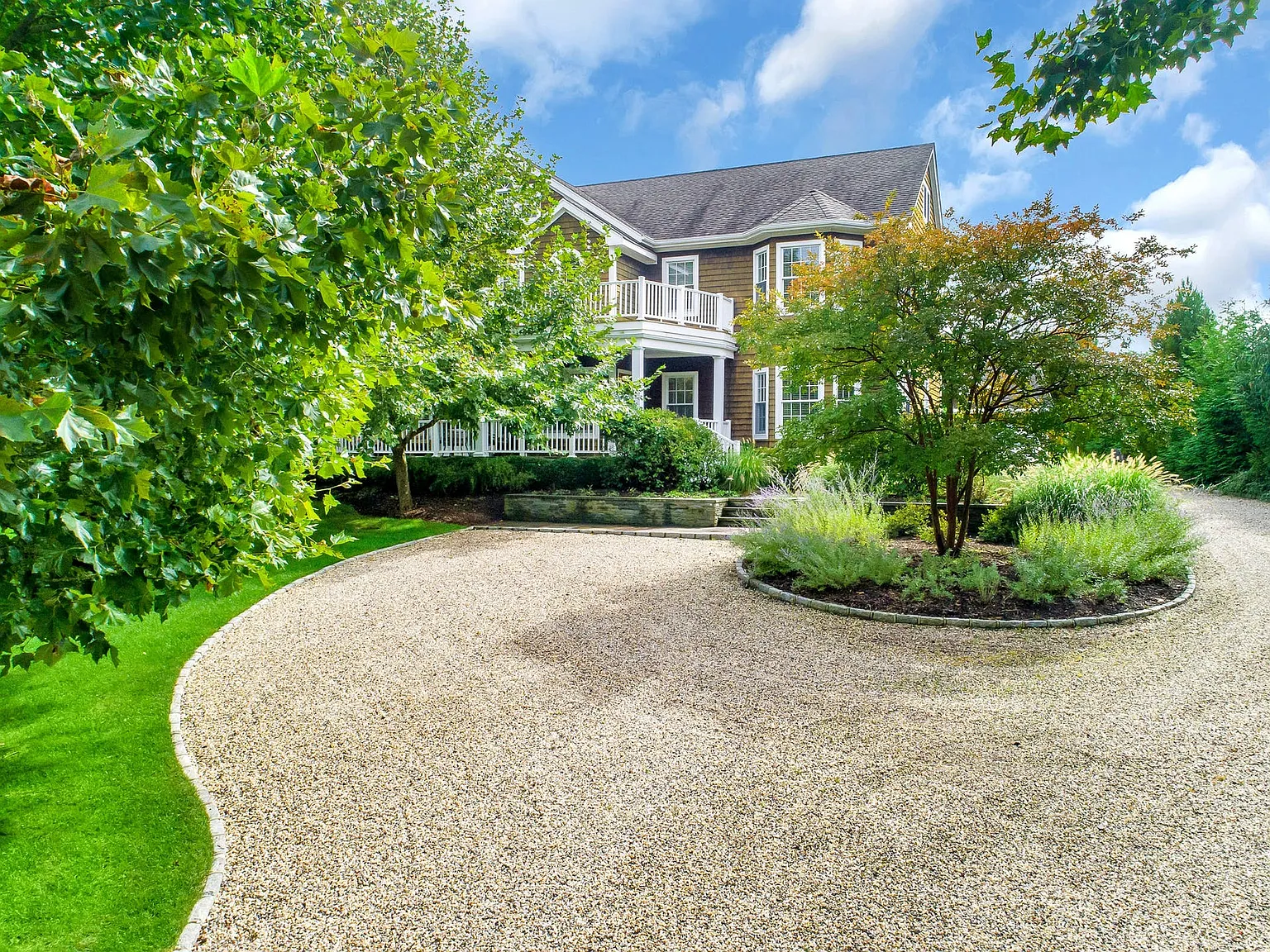 Spacious Open Floor Plan Home with Heated Inground Pool! — Photo 3