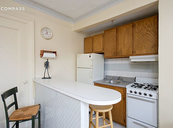 5th image of 319 W 18th St APT 6C