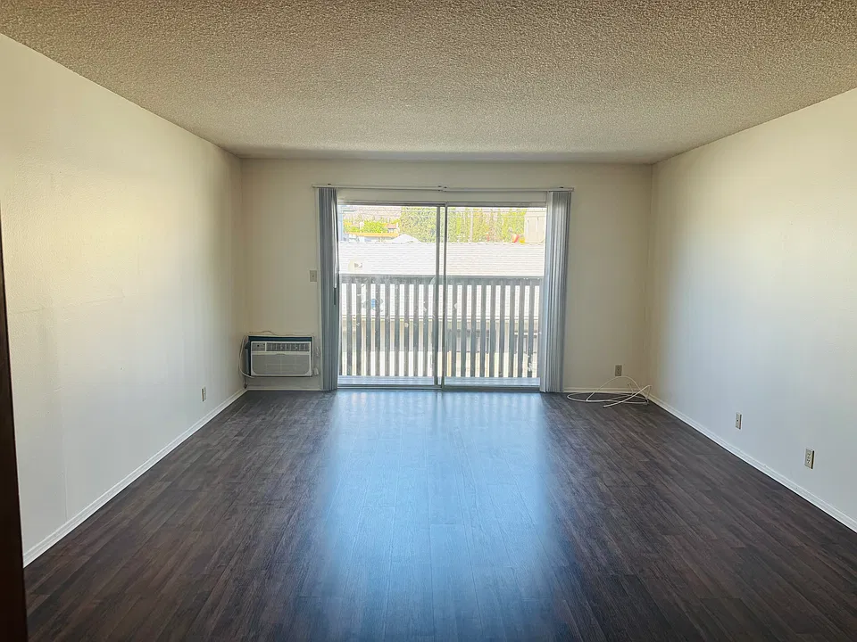 48 S Oak Ave #6