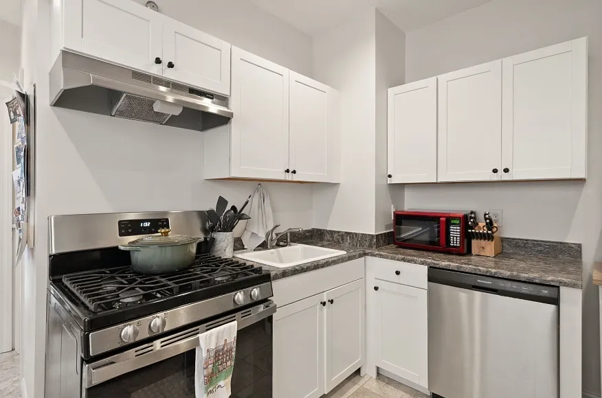 3 bed, 1100 sqft, $4,000 — Photo 3