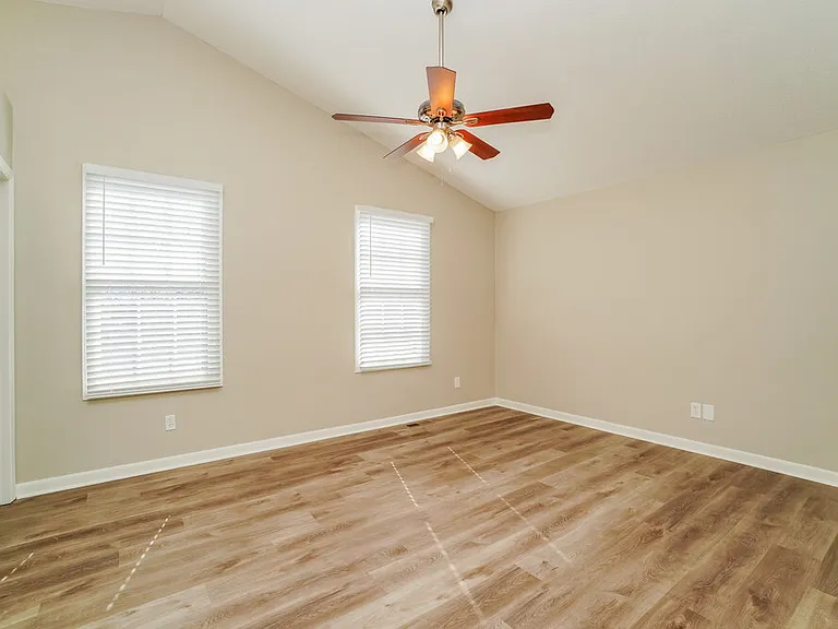 1041 Oxford Dr N — Photo 14