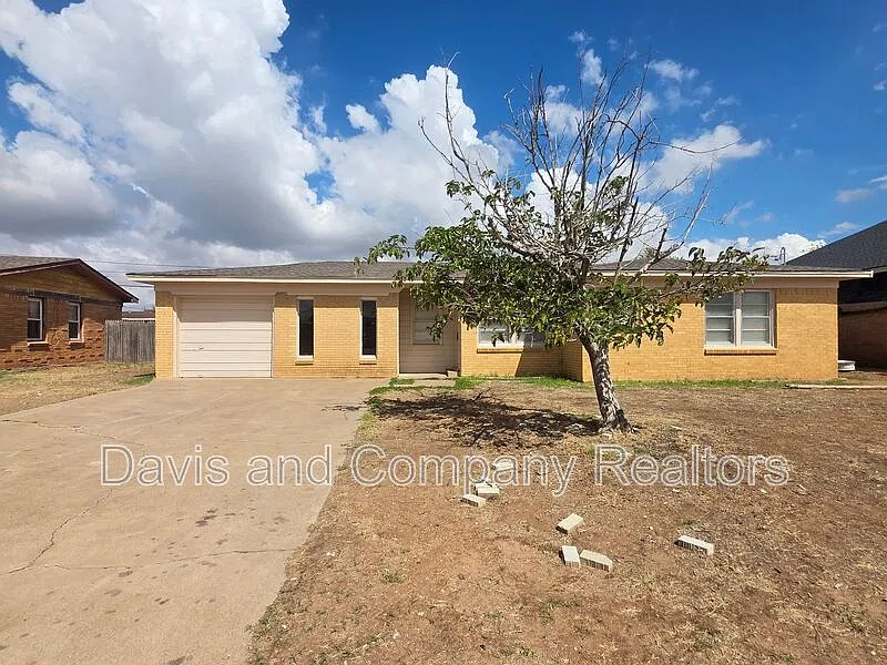 3 bed, 1.0 bath, 1360 sqft, $1,700 — Photo 1