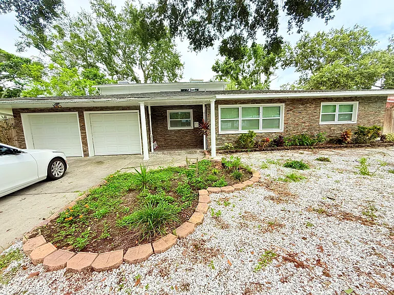 1557 Robinson Dr N — Photo 6