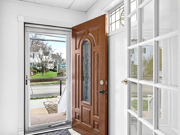 3rd image of 587 Dubois Avenue