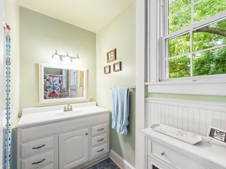 28th image of 1231 Oakwood St