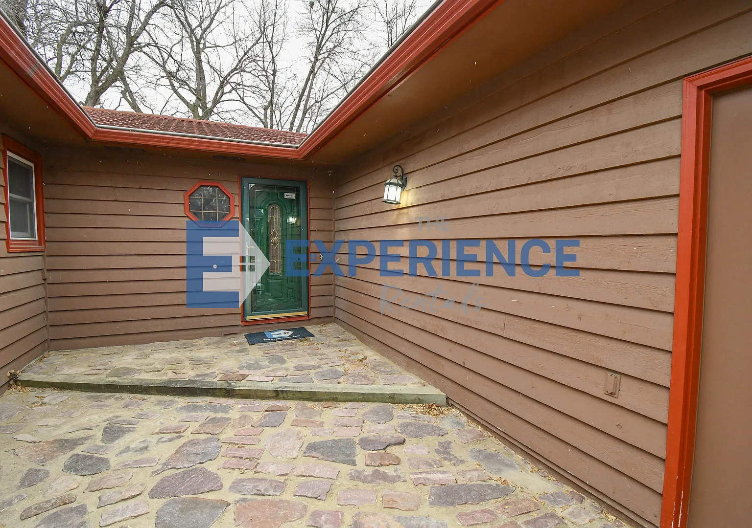 Charming Ranch with Huge Kitchen & Family Room in Prestigious Old Orchard Area! — Photo 2