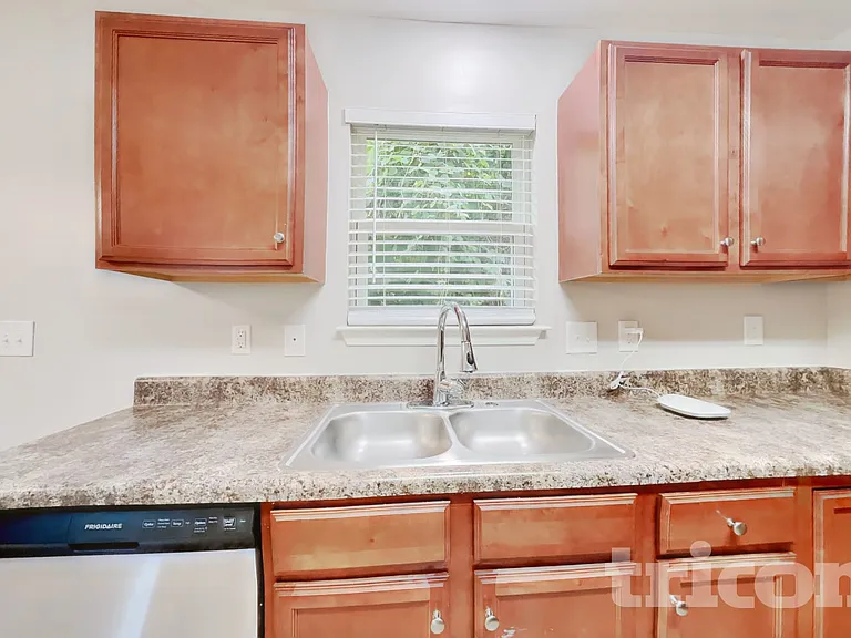 427 Randolph Dr — Photo 5