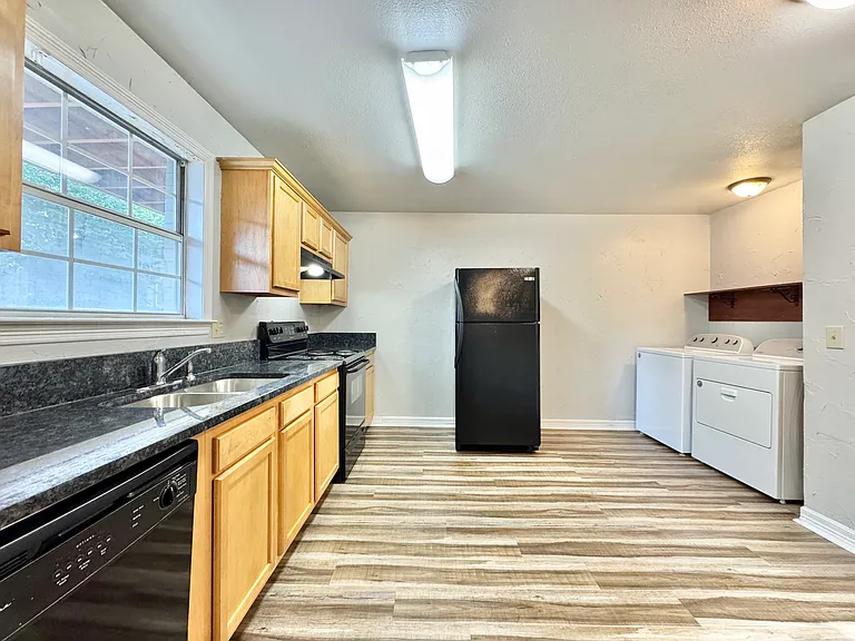 884 W Holly St #12 — Photo 4