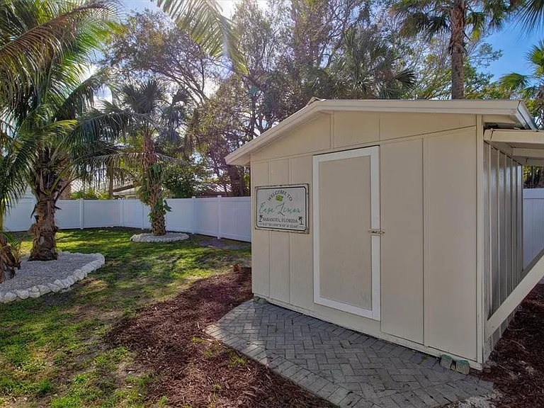 326 S Lime Ave — Photo 43