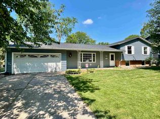 2912 Harmony Dr, Bettendorf, IA