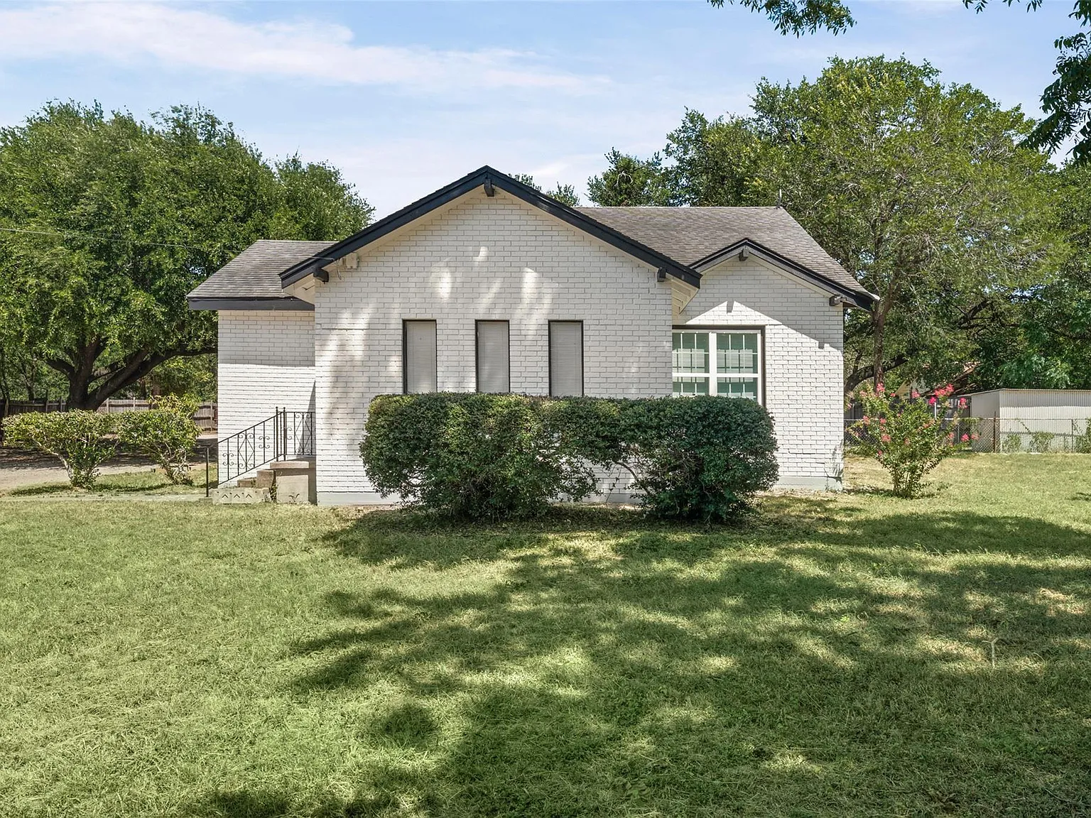 4 bed, 2.0 bath, 3300 sqft, $2,200 — Photo 2