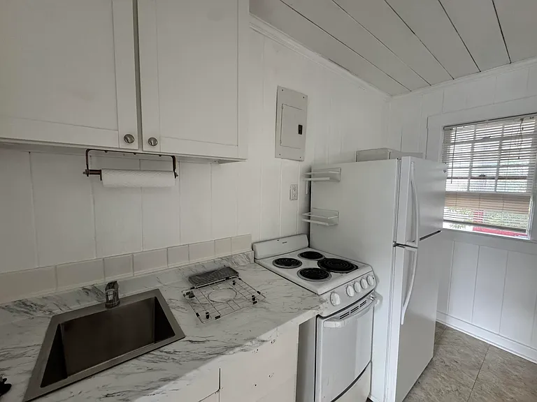 200 Park Ave #6 — Photo 6