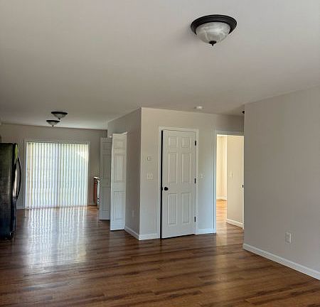 4th image of 512 Lake Rd #2