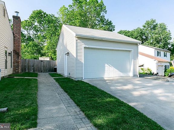 4th image of 27 Fox Chase Dr