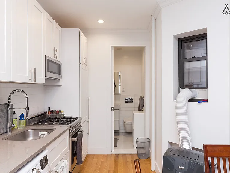 236 E 24th St #1B — Photo 1