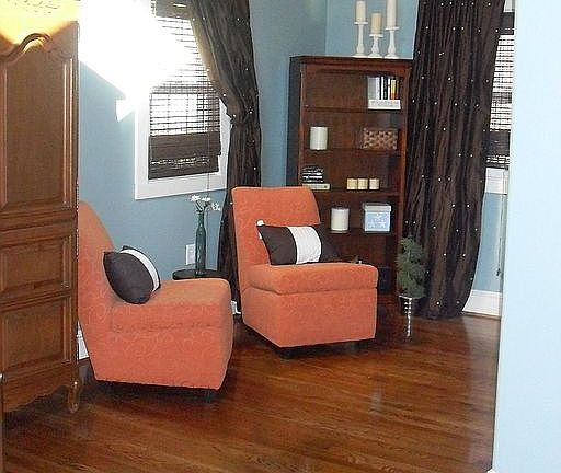 Quaint sitting area and closet space in master bed