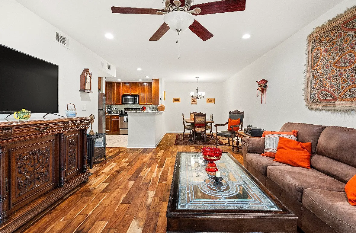 2 bed, 1036 sqft, $2,095 — Photo 3