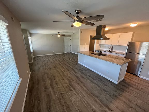 5th image of 323 N Cottonwood Dr