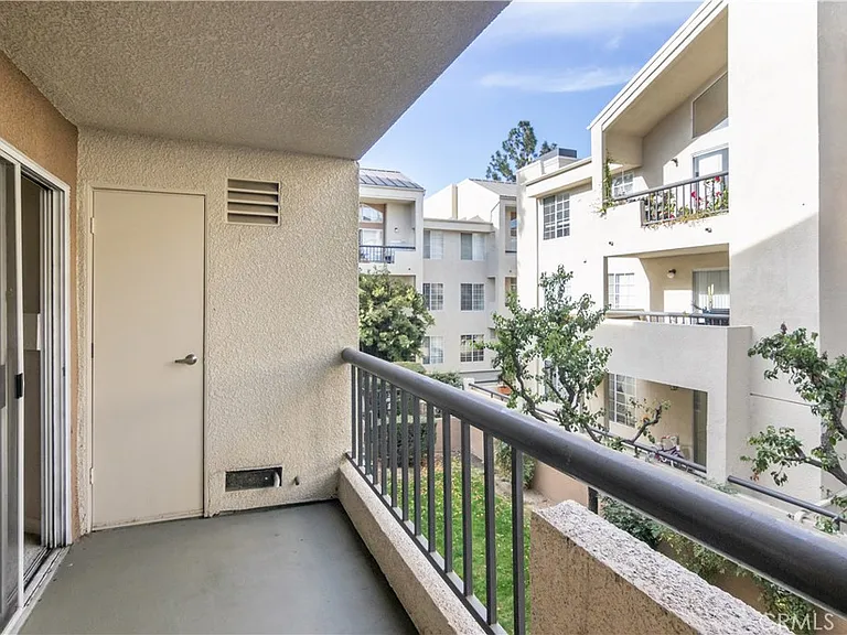 5500 Owensmouth Ave #216 — Photo 10