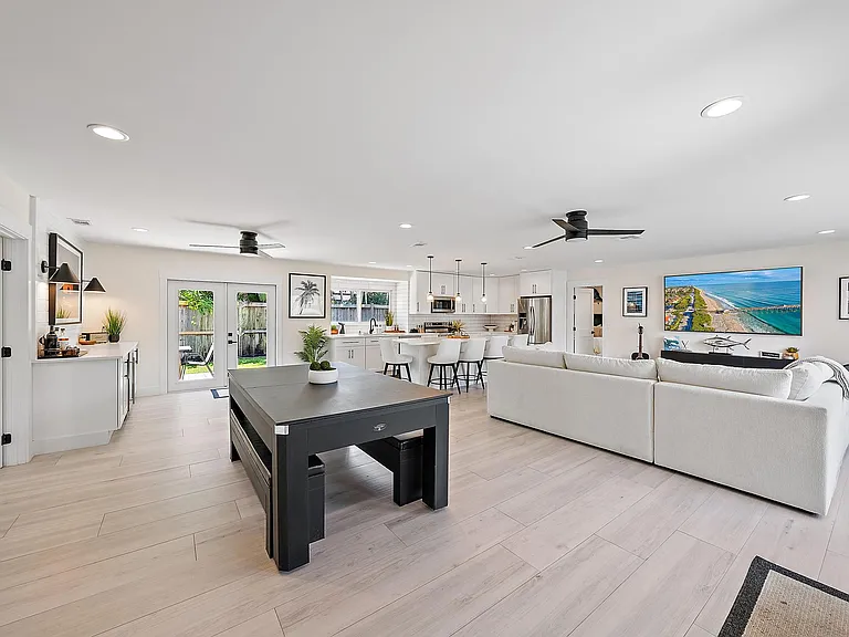 131 W Norfolk Rd — Photo 2