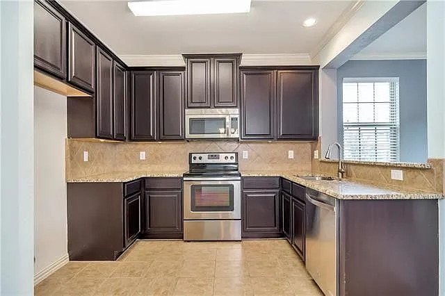 3 bed, 2.5 bath, 1498 sqft, $1,995 — Photo 3