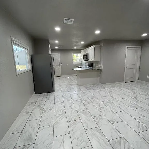 1617 N Vinita Ave — Photo 6