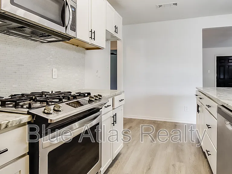 1329 E Windsor Dr — Photo 9