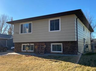 2215 6th Ave E, Williston, ND 58801