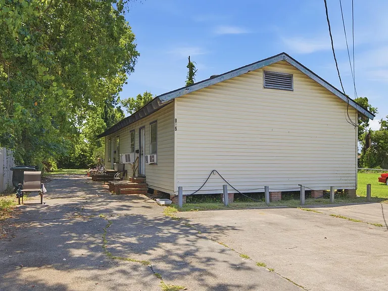 915 N Blake St — Photo 1