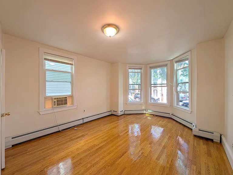 379 Windsor St #1 — Photo 3