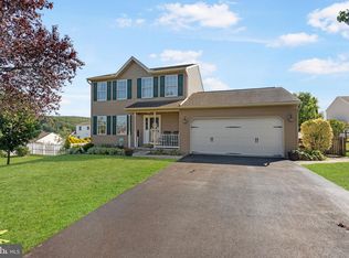 225 Abbey Dr, Mount Wolf, PA 17347