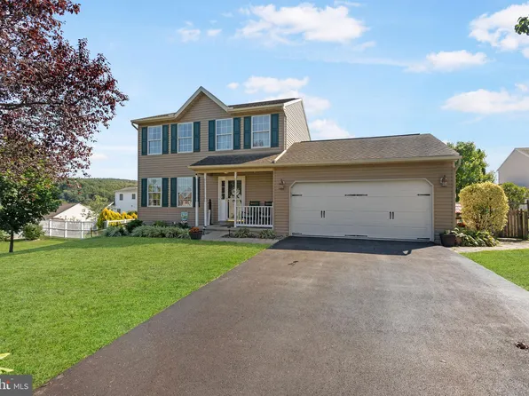 225 Abbey Dr, Mount Wolf, PA 17347