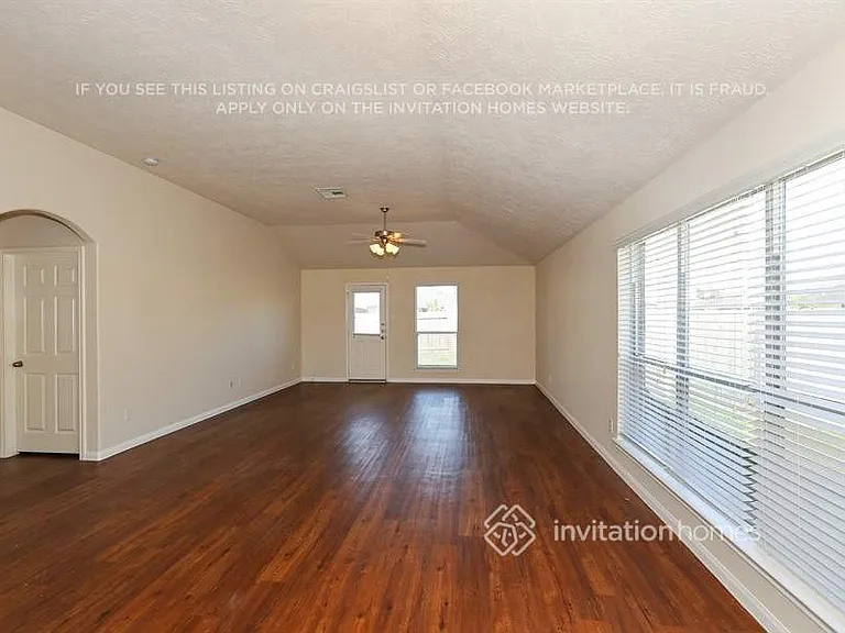 110 Rodeo Dr — Photo 3