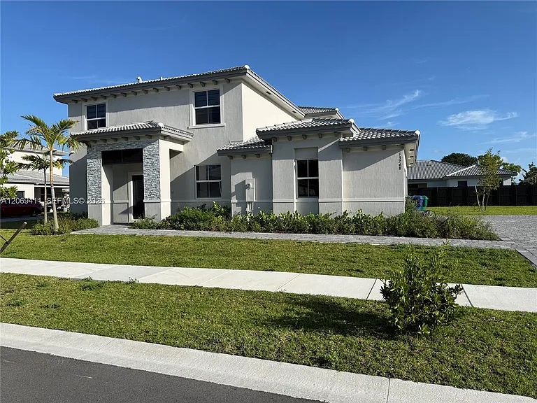 13248 SW 188th Ter — Photo 2