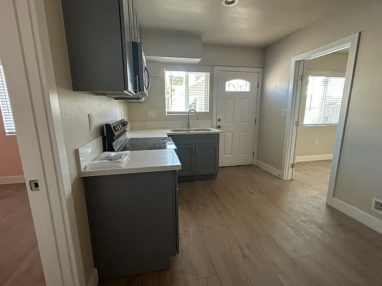 911 E 6th St #921 — Photo 9