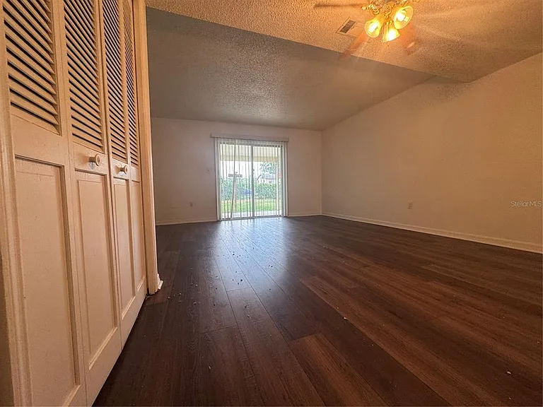221 S Cypress Way — Photo 3