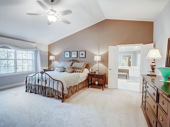 4th image of 160 Oakwood Ln