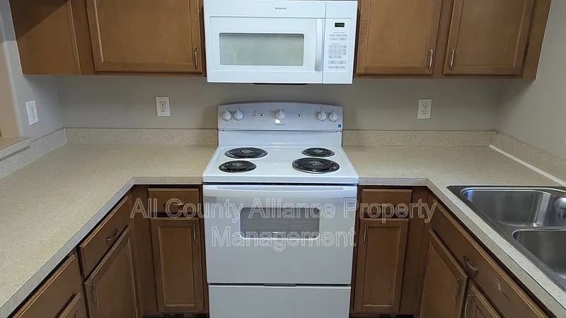 2 bed, 2.5 bath, 1561 sqft, $1,800 — Photo 4