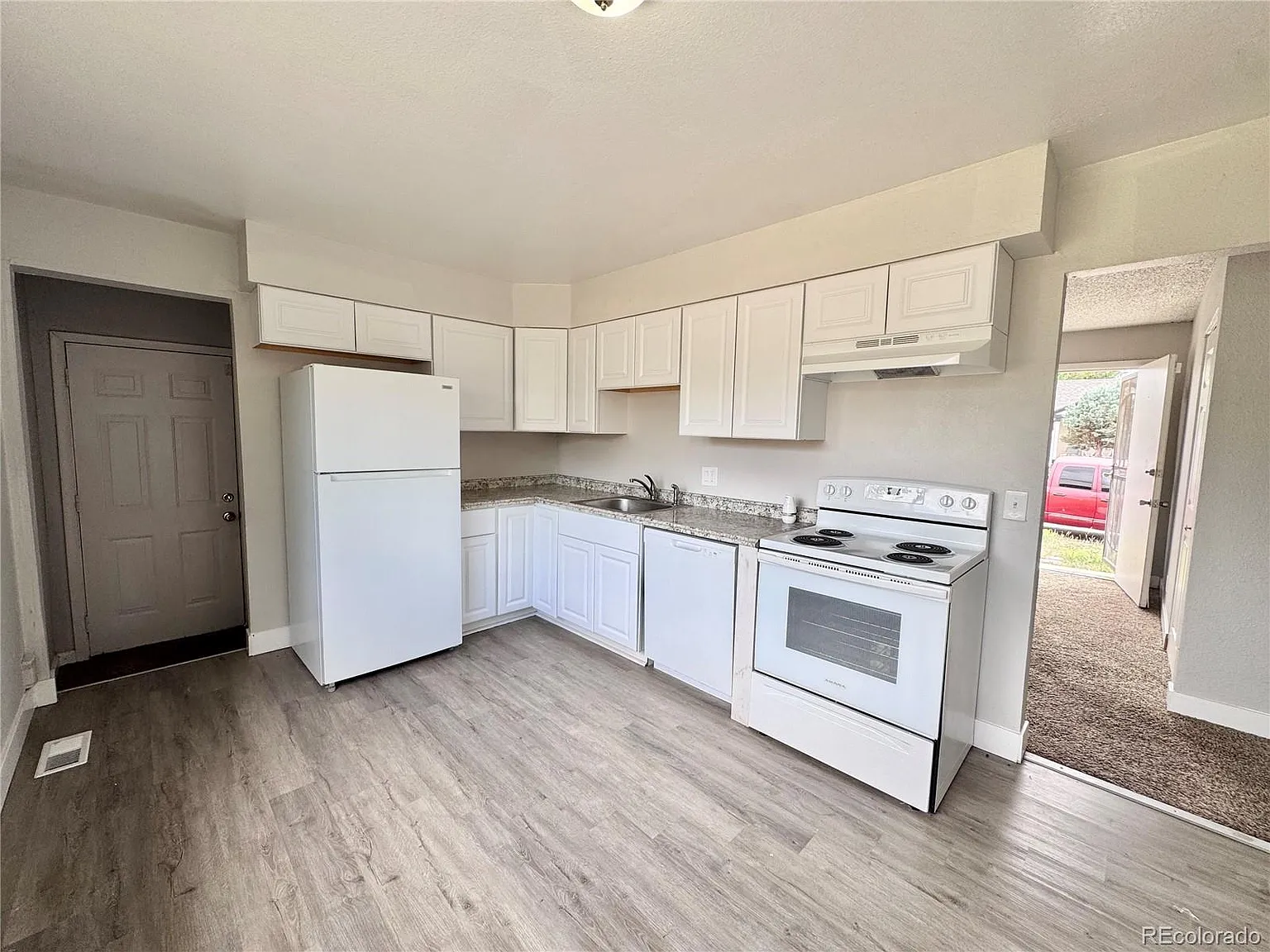 6 bed, 2.0 bath, 2000 sqft, $2,371 — Photo 2
