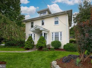 5694 Main St, East Petersburg, PA 17520