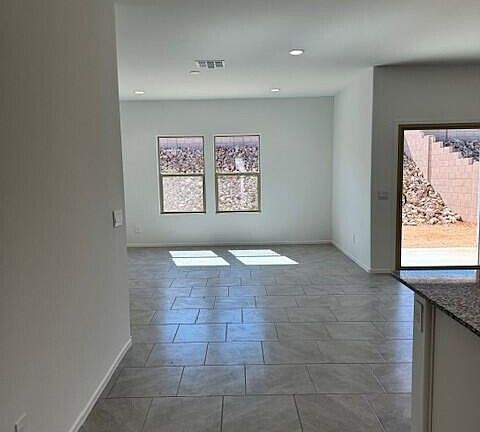 5th image of 589 W Woodward St