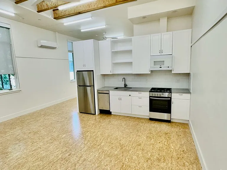 929 Grace Ave #C — Photo 8