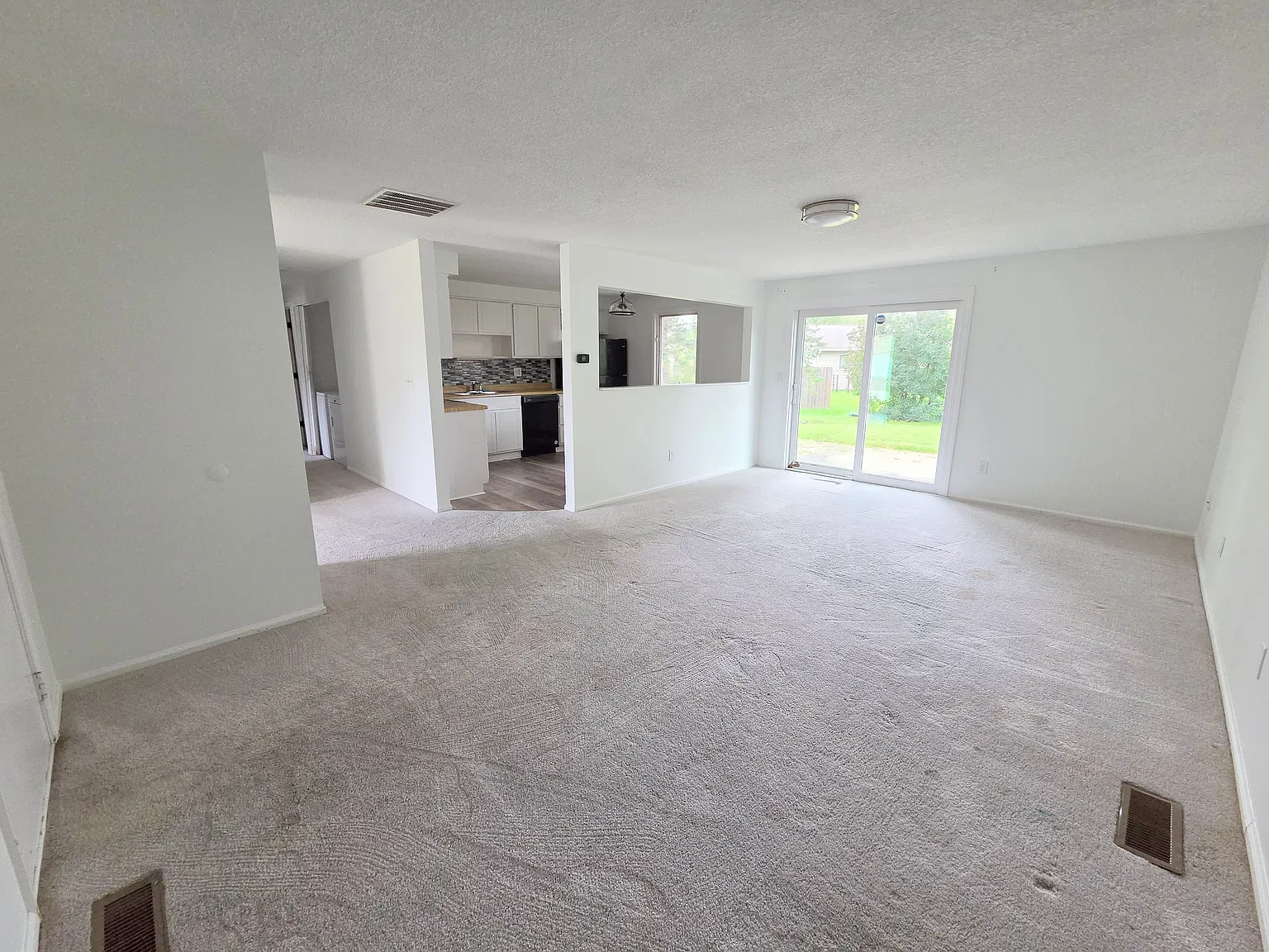 3 bed, 1074 sqft, $1,795 — Photo 3