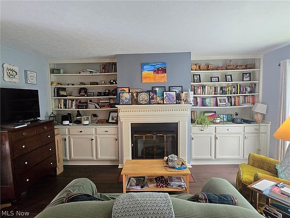 2nd image of 15 Acorn Ln