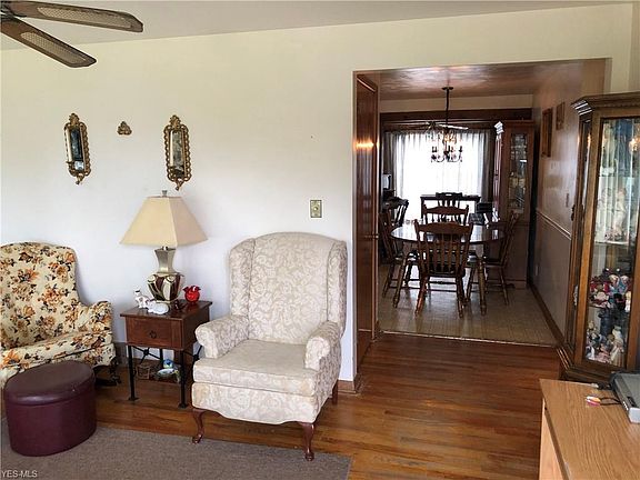 4th image of 684 Wesley Ave