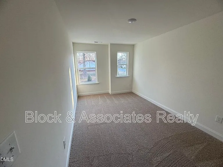 460 La Maison Ave — Photo 10